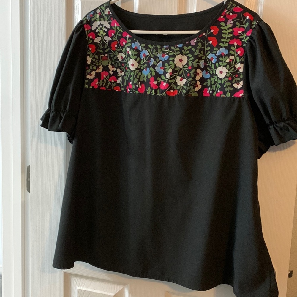 3xl blouse with flowers accent